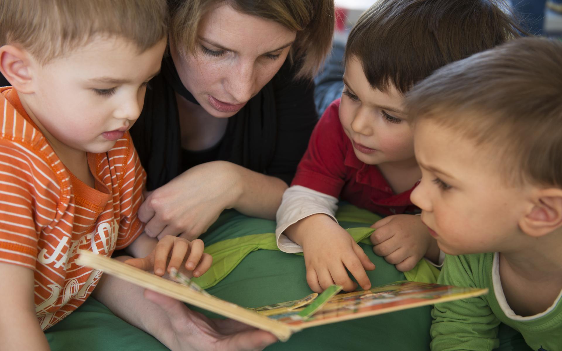 Kindern wird vorgelesen