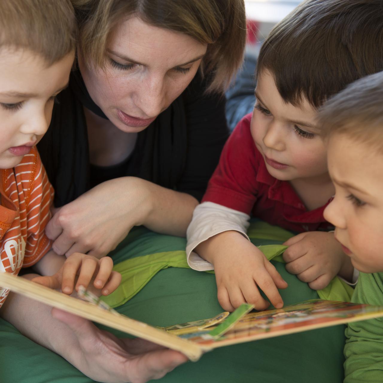 Kindern wird vorgelesen